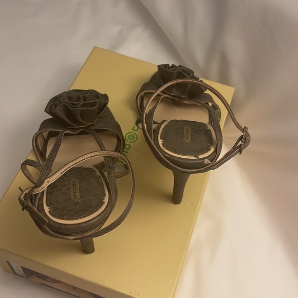 Olive green flower adorned heel size 9.5 - Picture 3 of 8